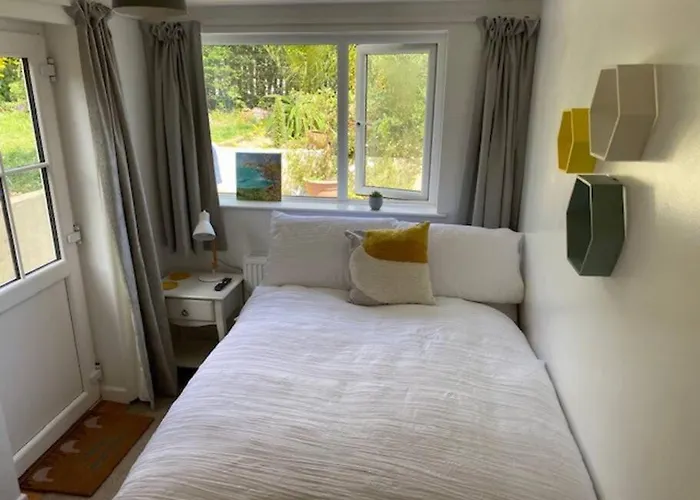 Light Airy Comfy Small Double Room With En-Suite