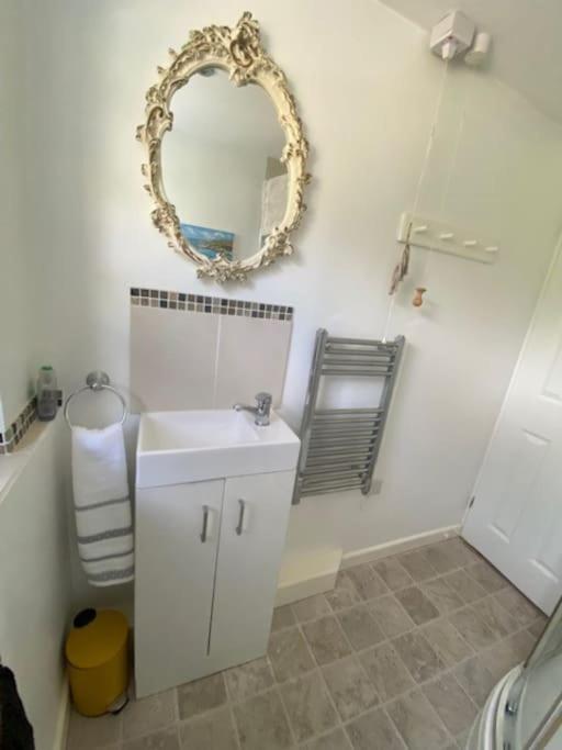 Light Airy Comfy Small Double With En-suite * Falmouth