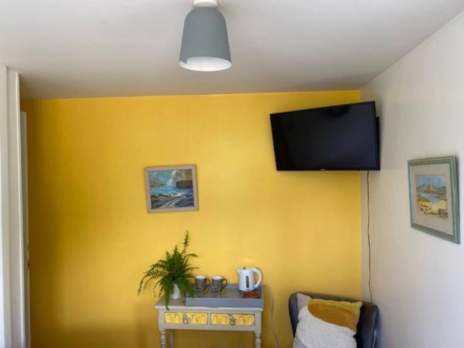 Light Airy Comfy Small Double With En-suite Appartement Falmouth